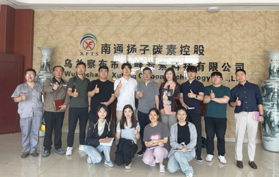 公司領(lǐng)導(dǎo)與韓國(guó)客戶(hù)合影留念