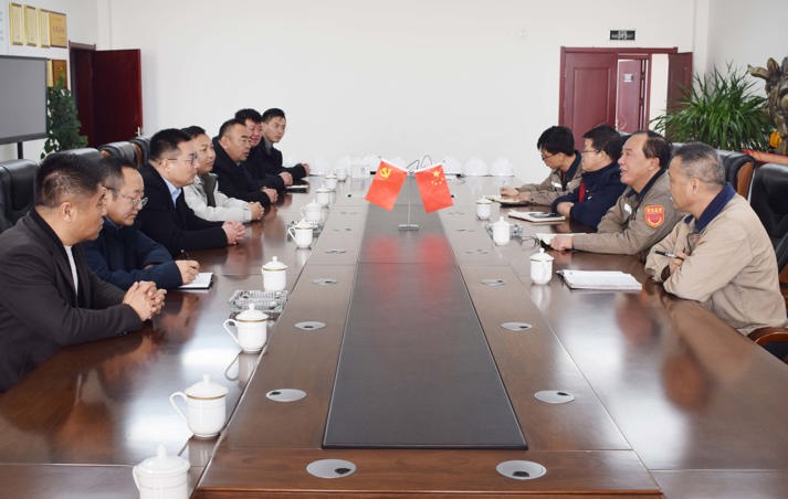 察右前旗旗委常委、統(tǒng)戰(zhàn)部部長(zhǎng)朝魯孟深入旭峰炭素公司開展“助企行動(dòng)”專項(xiàng)調(diào)研